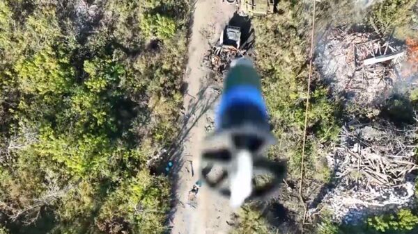 Fuerzas rusas atacan a las tropas ucranianas lanzando una munición explosiva desde un dron - Sputnik Mundo
