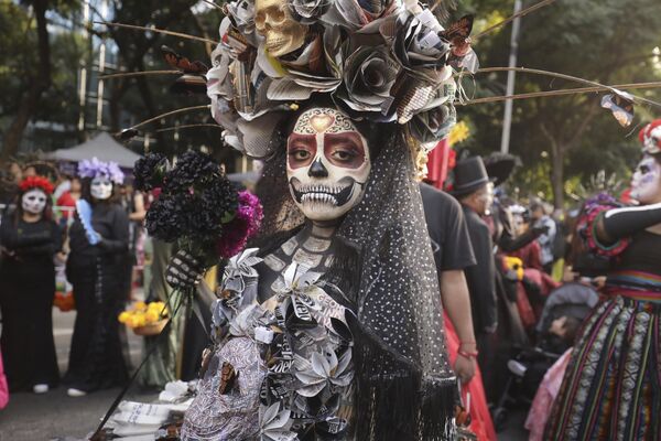 Cientos de personas vestidas con trajes de Catrina participaron en un desfile para honrar a los muertos el 22 de octubre en el Paseo de la Reforma de Ciudad de México. - Sputnik Mundo