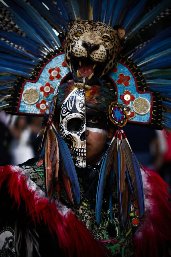 La procesión de las Catrinas se celebra tradicionalmente en México una semana antes de una de las fiestas más grandes y coloridas del país, el Día de los Muertos, que ha sido incluido en la Lista del Patrimonio Cultural Inmaterial de la Humanidad de la Unesco.En la foto: un hombre disfrazado de Catrina en el evento. - Sputnik Mundo