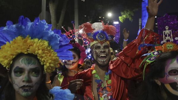 Personas durante la celebración del Día de los Muertos en México - Sputnik Mundo