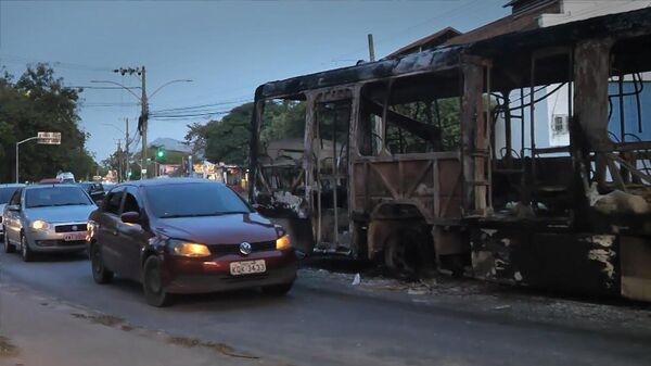 Pandilleros incendian decenas de autobuses en Río de Janeiro tras el asesinato de un líder criminal - Sputnik Mundo