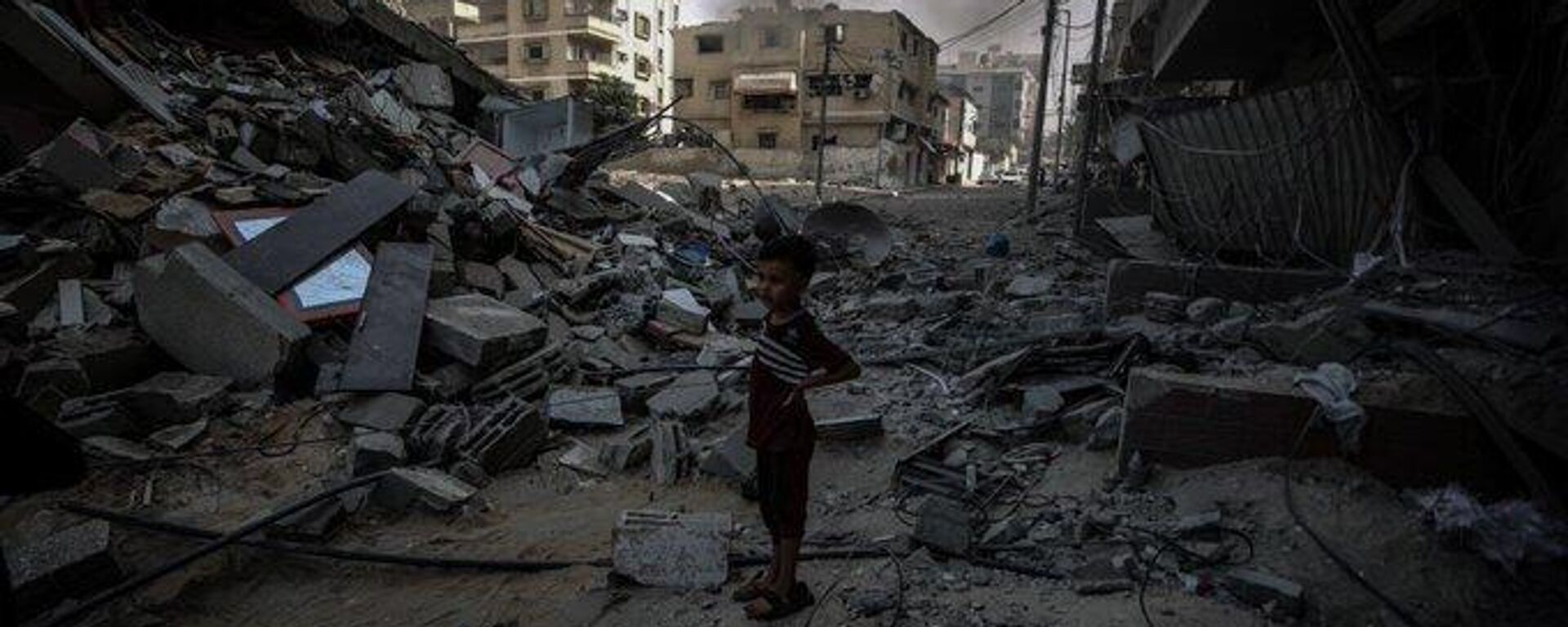 Un niño en medio de la destrucción que el Ejército de Israel ha provocado durante su último asedio a Gaza - Sputnik Mundo, 1920, 24.10.2023