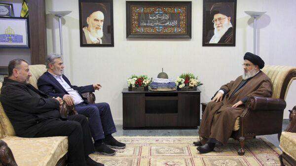 El líder de Hizbulá, Sayyed Hasán Nasralá (d), con Ziyad al-Nakhalah, líder de Yihad Islámica (cent), y Saleh al-Arouri, segundo al mando de Hamás, en Beirut.  - Sputnik Mundo