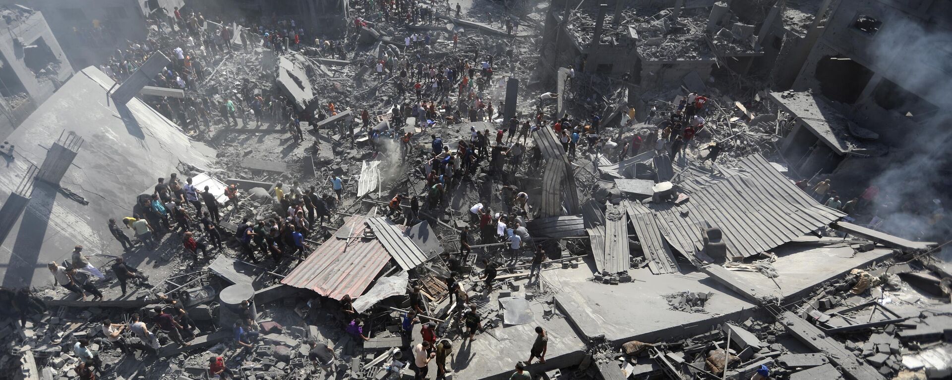 Palestinos inspeccionan los escombros de los edificios destruidos tras los ataques aéreos israelíes contra la ciudad de Jan Yunis - Sputnik Mundo, 1920, 26.10.2023