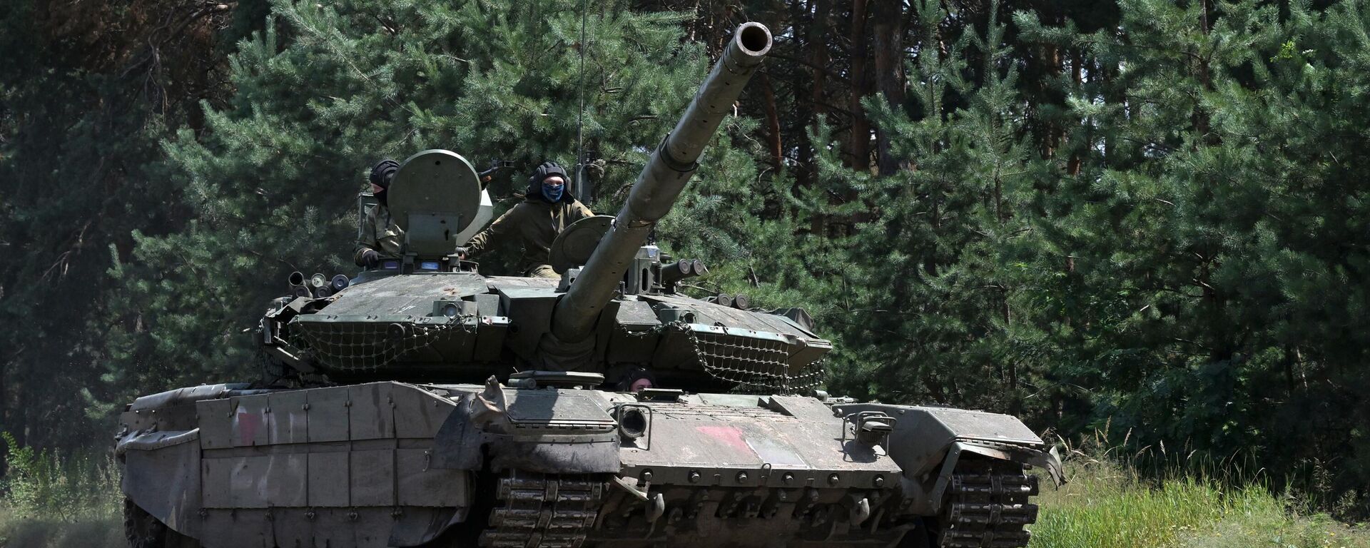 El tanque ruso T-90MS Propiv llevará a cabo una misión de combate en dirección a Krasnolimansk  - Sputnik Mundo, 1920, 27.10.2023