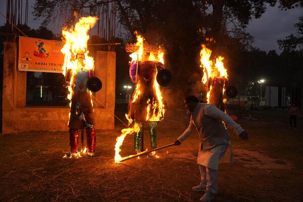 Quema de figuras del demonio Ravana, su hermano Kumbhákarna y su hijo Meghanada para marcar el final del festival de Dussehra en Srinagar, la India. - Sputnik Mundo