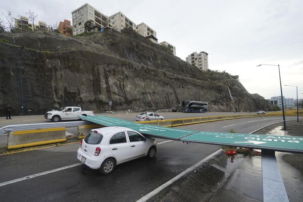 Una señal de tráfico en Acapulco, México, caída durante el paso del huracán Otis. - Sputnik Mundo