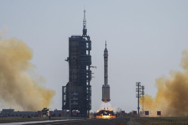 El cohete CZ-2F/G que transporta la nave espacial Shenzhou-17 despega del cosmódromo de Jiuquan, en el noroeste de China. - Sputnik Mundo