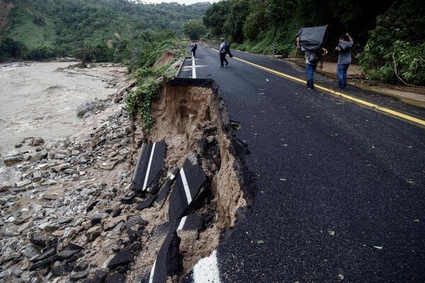 La carretera que une Acapulco con otros asentamientos está bloqueada debido a los desprendimientos de tierra. Las obras del aeropuerto están paralizadas. Decenas de miles de turistas siguen sin poder salir de la ciudad. - Sputnik Mundo