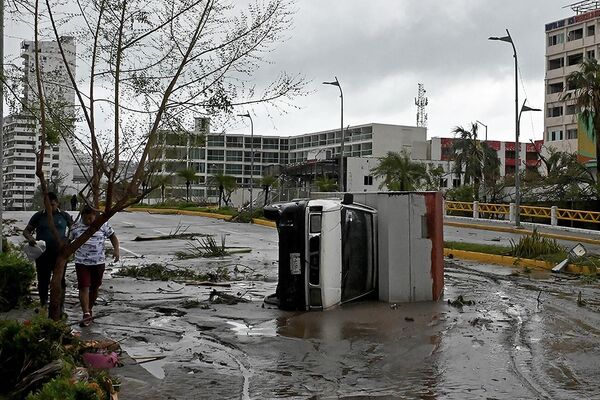 El destructivo huracán Otis azotó el estado mexicano de Guerrero la madrugada del 25 de octubre. El 80% de los hoteles sufrieron daños, varias carreteras clave quedaron inundadas y bloqueadas por los árboles, más de la mitad de la población del estado se quedó sin luz y sin comunicaciones.     - Sputnik Mundo