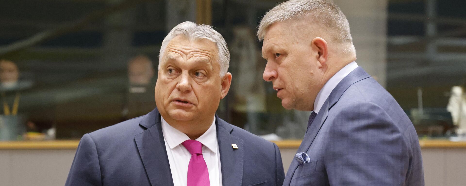 El primer ministro de Hungría, Viktor Orban, habla con el primer ministro de Eslovaquia, Robert Fico, antes del inicio de una Cumbre de líderes de la UE en el edificio del Consejo Europeo en Bruselas el 26 de octubre de 2023.  - Sputnik Mundo, 1920, 28.10.2023