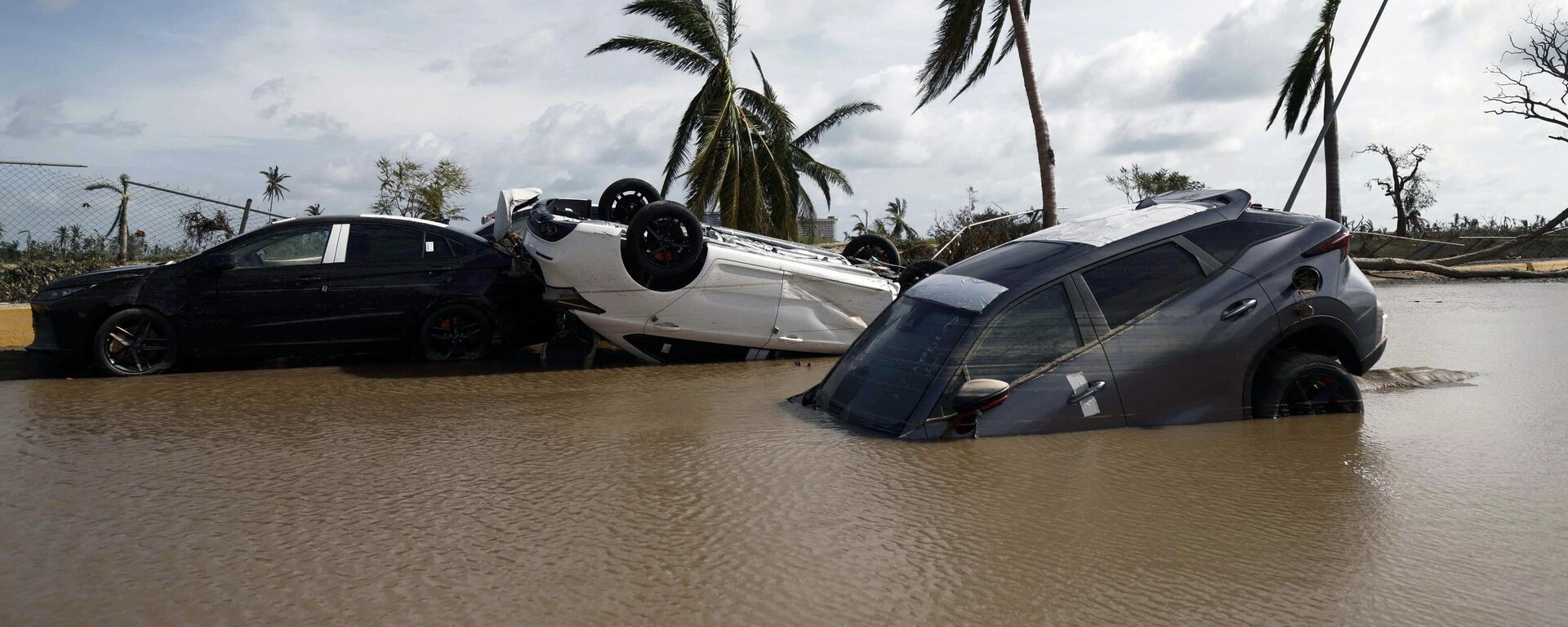 Autos parcialmente bajo el agua tras el paso del huracán Otis en la Zona Diamante de Acapulco, estado de Guerrero, México, el 27 de octubre de 2023.  - Sputnik Mundo, 1920, 28.10.2023