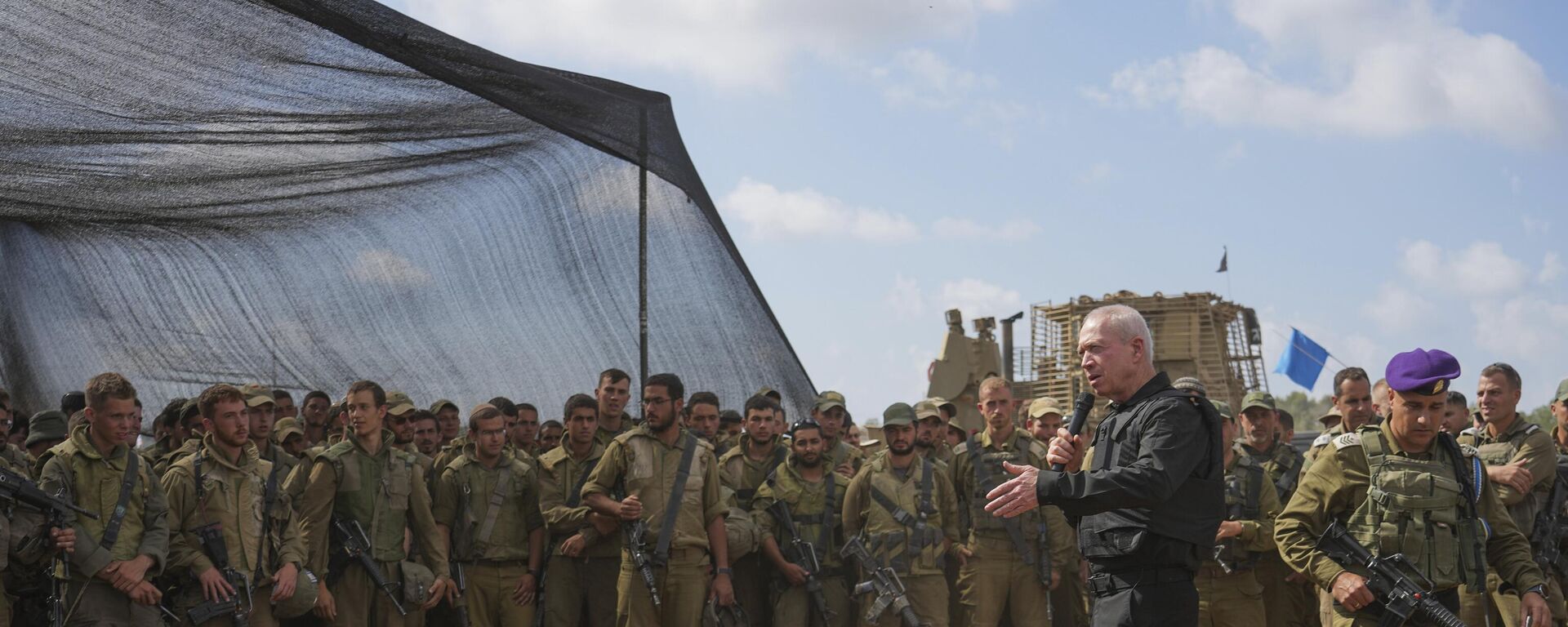 Yoav Gallant, el ministro de Defensa de Israel, con chaleco protector, habla con soldados israelíes en una zona de concentración cerca de la frontera con la Franja de Gaza, el 19 de octubre de 2023 - Sputnik Mundo, 1920, 16.12.2023