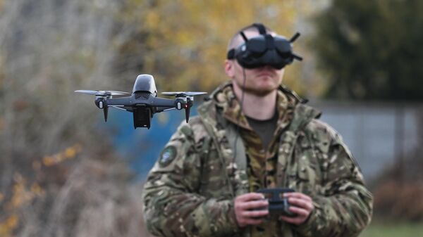 Un soldado ruso utiliza un dron FPV - Sputnik Mundo