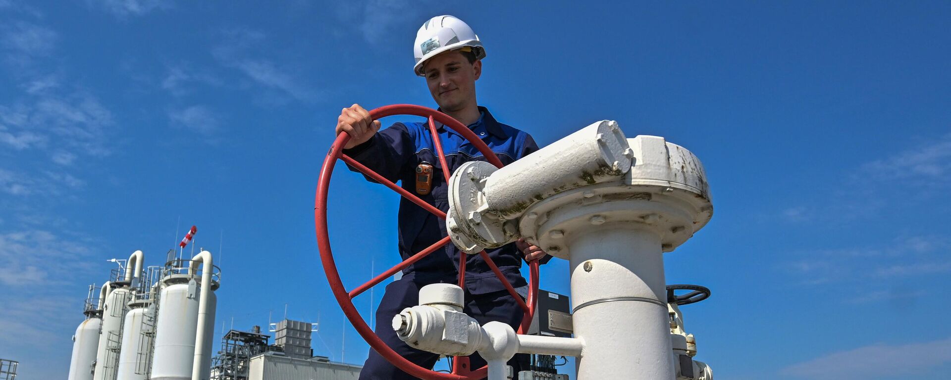 Un trabajador maneja los equipos de GCA (Gas Connect Austria) y TAG (Trans Austria Gas pipelines) en uno de los mayores nudos de interconexión de gas de Europa, en Austria - Sputnik Mundo, 1920, 15.11.2023