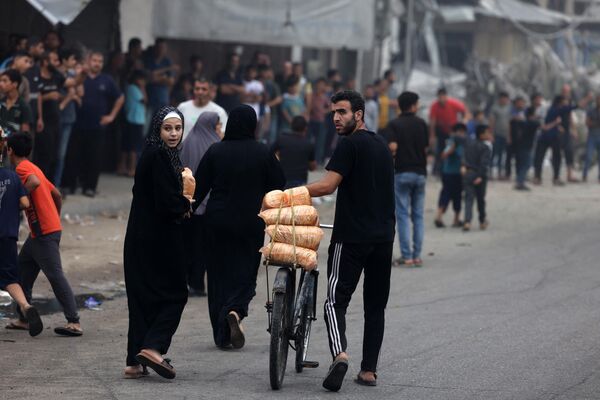 Israel no permite la entrada de ayuda humanitaria en la Franja de Gaza. Mientras que antes del estallido de las hostilidades entraban diariamente al enclave hasta 500 camiones cargados de alimentos, medicamentos y otros suministros, después del 7 de octubre el número total no ha superado los 50. - Sputnik Mundo