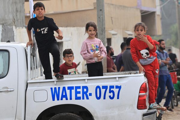 El último medio de comunicación que quedaba en la Franja de Gaza eran los altavoces en las mezquitas.En la foto: niños palestinos juegan en una camioneta en la ciudad de Rafah, en el sur de la Franja de Gaza. - Sputnik Mundo