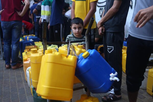 Hay un desastre humanitario en el enclave. La gente hace colas de kilómetros para conseguir pan y agua.En la foto: una fila para conseguir agua en la ciudad de Rafah, en el sur de la Franja de Gaza. - Sputnik Mundo