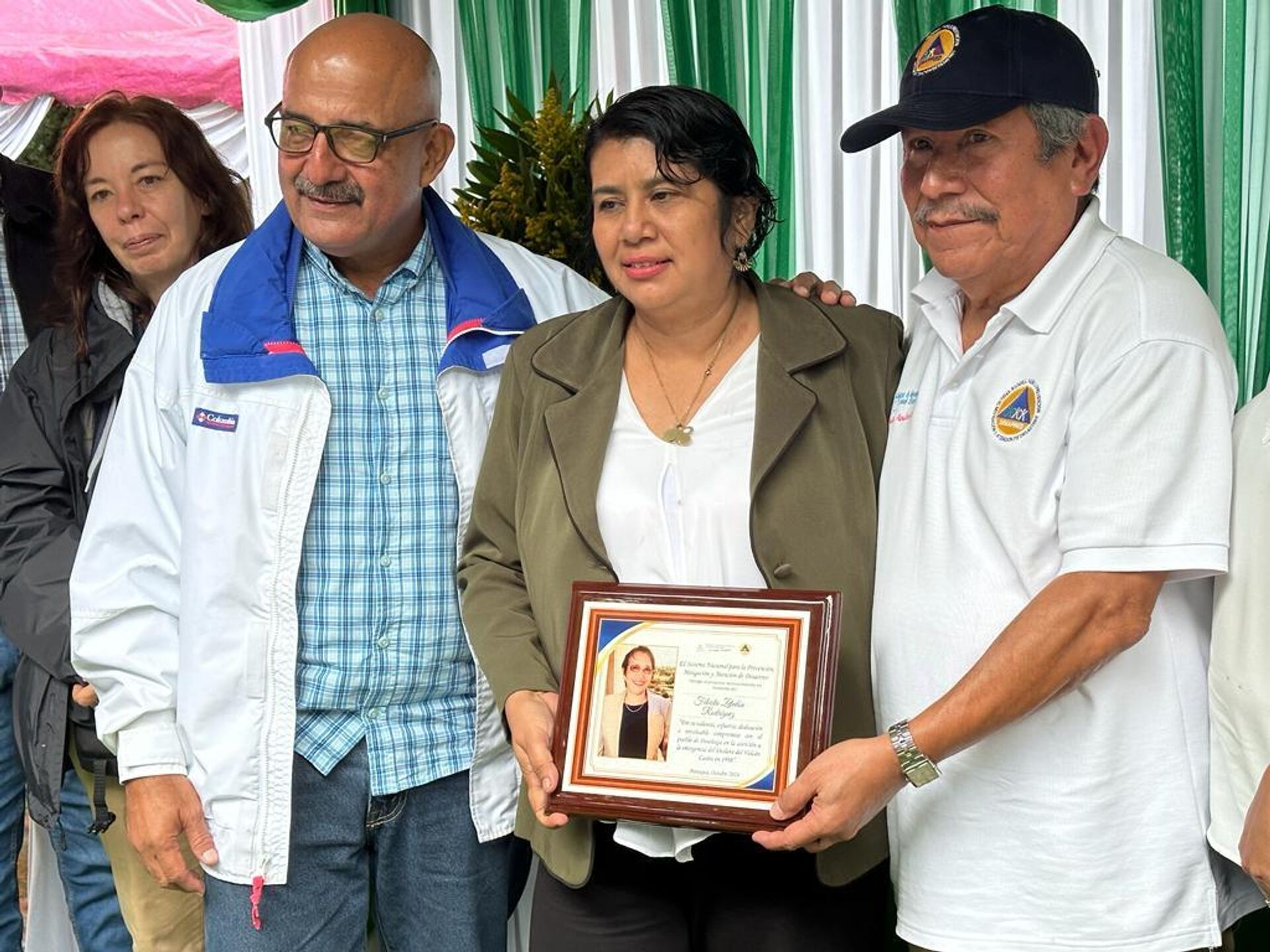 Margarita Castro Zeledón (centro) recibe un reconocimiento del Sinapred por el trabajo realizado por su mamá, Felícita Zeledón, alcaldesa de Posoltega - Sputnik Mundo, 1920, 31.10.2023