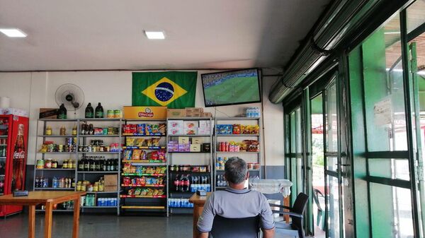 Un brasileño mira a la selección de su país disputar un partido contra Suiza, en la fase de grupos del Mundial de Catar, el 28 de noviembre de 2022, en la ciudad de Foz de Iguazú. - Sputnik Mundo