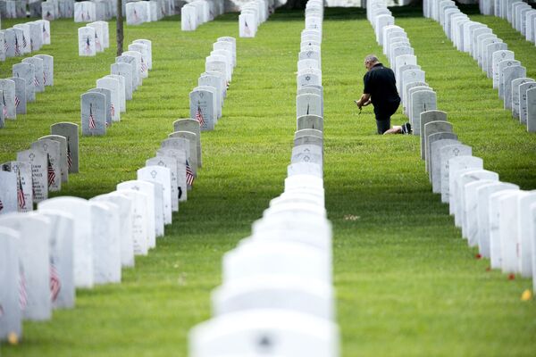 El mayor cementerio militar del mundo se encuentra en EEUU, en Arlington, un suburbio de Washington. Además de uniformados, en la necrópolis están enterrados presidentes, jueces del Tribunal Supremo y astronautas. En una superficie de casi 3 kilómetros cuadrados hay aproximadamente 300.000 sepulturas. - Sputnik Mundo