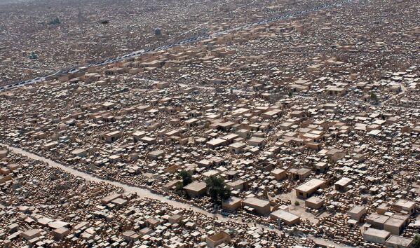 El cementerio chií Wadi us Salaam (Valle de la Paz), cerca de la ciudad santa de Náyaf, en el sur de Irak, es uno de los más antiguos y grandes del mundo: en una superficie de 6 kilómetros cuadrados hay unos 5 millones de enterramientos. Aquí están las tumbas de profetas musulmanes, entre ellos el cuarto califa Ali ibn Abi Tálib y muchas figuras famosas del mundo árabe. - Sputnik Mundo