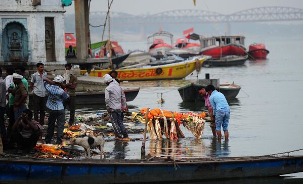 La ciudad de Benarés es considerada una de las más sagradas por los hindúes debido a su proximidad al gran río indio Ganges. Todos los días incineran cadáveres en las orillas y los restos medio quemados se arrojan al agua. - Sputnik Mundo