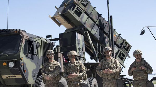 Miembros del Ejército estadounidense junto a un sistema de defensa antiaérea Patriot  - Sputnik Mundo