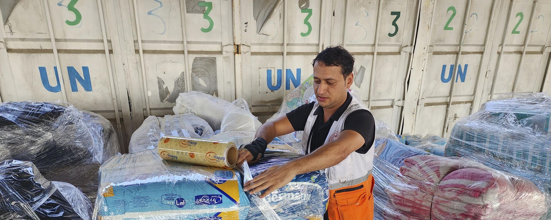 Personal de las Naciones Unidas y de la Media Luna Roja prepara la ayuda para su distribución a los palestinos en el punto de la Agencia de las ONU para refugiados  - Sputnik Mundo, 1920, 01.11.2023