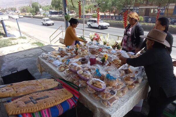 Día de Todos Santos en el puente Huayllani, Cochabamba - Sputnik Mundo