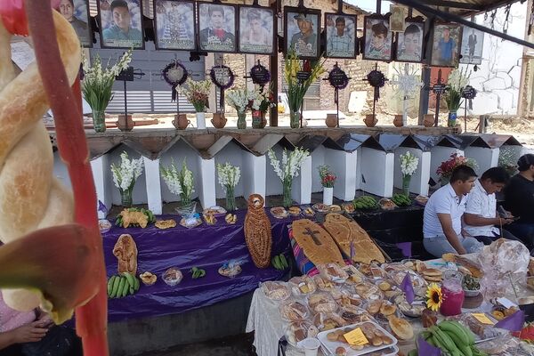 Día de Todos Santos en el puente Huayllani, Cochabamba - Sputnik Mundo
