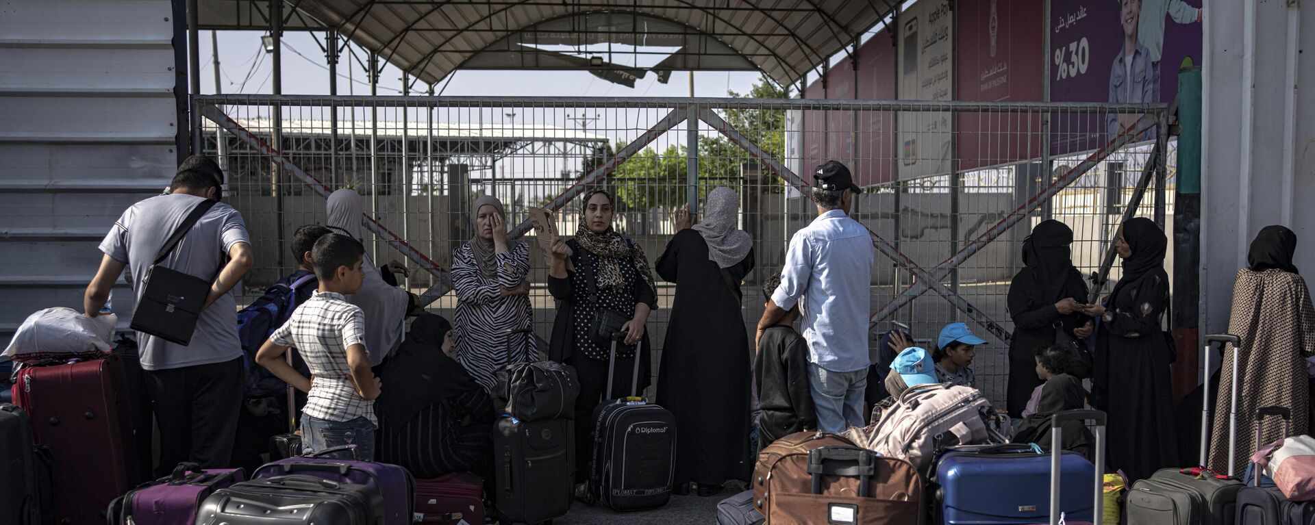La gente esperando salida de la Franja de Gaza a Egipto por el paso de Rafah - Sputnik Mundo, 1920, 01.12.2023