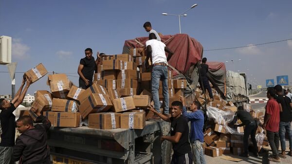 Entrada de camiones a Gaza con ayuda humanitaria desde Egipto - Sputnik Mundo