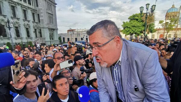 Mitin del entonces candidato presidencial del Movimiento Semilla en la Plaza de la Constitución guatemalteca - Sputnik Mundo