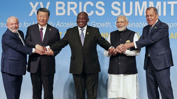 De izquierda a derecha: los presidentes Luiz Inacio Lula da Silva (Brasil), Xi Jinping (China) y Cyril Ramaphosa (Sudáfrica); el primer ministro de la India, Narendra Modi; y el ministro de Asuntos Exteriores de Rusia, Serguéi Lavrov, durante la cumbre de los BRICS en Sudáfrica Johannesburgo, 23 de agosto de 2023 - Sputnik Mundo