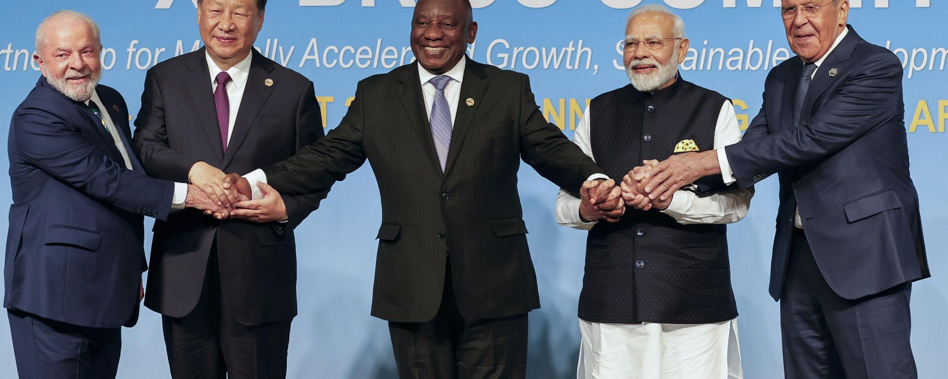 De izquierda a derecha: los presidentes Luiz Inacio Lula da Silva (Brasil), Xi Jinping (China) y Cyril Ramaphosa (Sudáfrica); el primer ministro de la India, Narendra Modi; y el ministro de Asuntos Exteriores de Rusia, Serguéi Lavrov, durante la cumbre de los BRICS en Sudáfrica Johannesburgo, 23 de agosto de 2023 - Sputnik Mundo, 1920, 04.11.2023