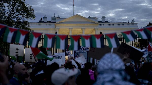 Miles de personas se congregan afuera de la Casa Blanca para protestar en contra de la ofensiva israelí en Gaza, el 4 de noviembre de 2023 - Sputnik Mundo
