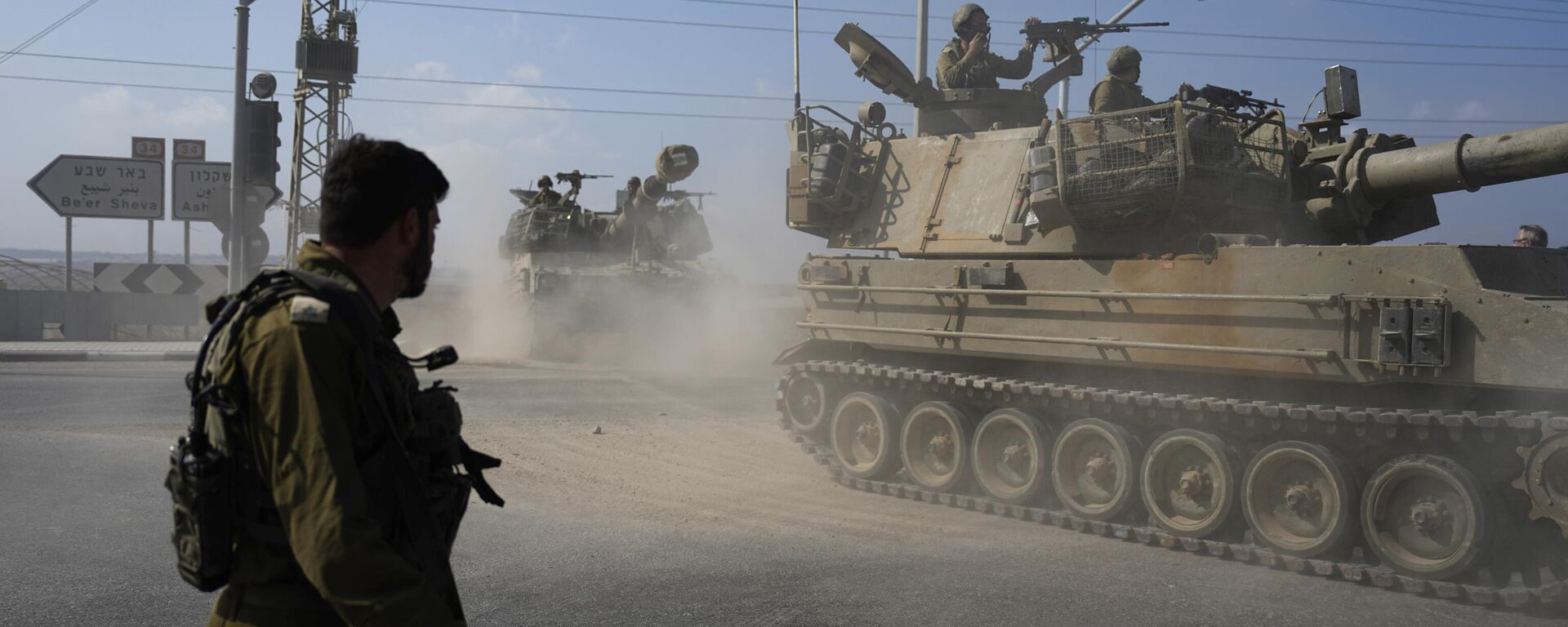 Tanques del Ejército israelí avanzan hacia la frontera de la Franja de Gaza, en el sur de Israel, el 1 de noviembre de 2023 - Sputnik Mundo, 1920, 01.12.2023