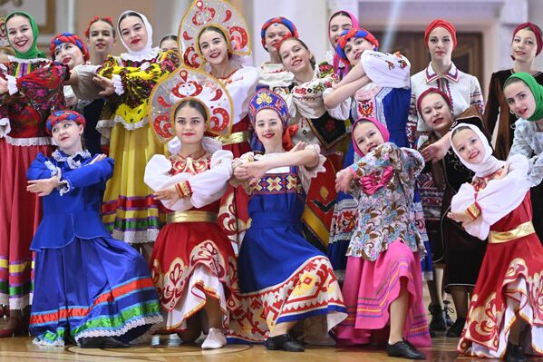 El principal grupo étnico es el ruso, que constituye alrededor del 80% de la población del país. - Sputnik Mundo