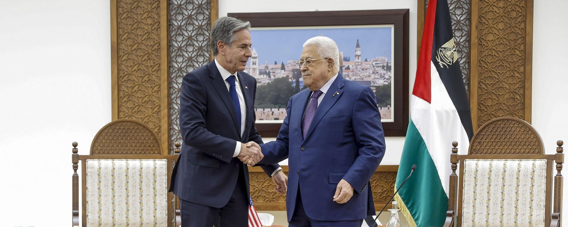 El secretario de Estado estadounidense, Antony Blinken (izq.), se reúne con el presidente palestino, Mahmud Abbas, en la ciudad cisjordana de Ramala el 5 de noviembre de 2023 - Sputnik Mundo, 1920, 05.11.2023