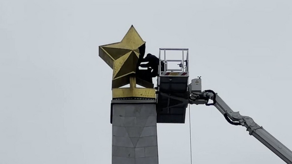 La estrella soviética del monumento que honra la Victoria sobre los nazis en Kiev - Sputnik Mundo