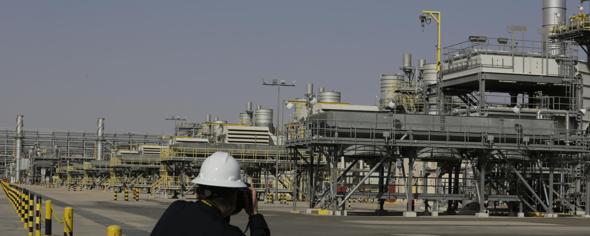 Un fotógrafo toma imágenes del yacimiento petrolífero de Khurais durante una visita para periodistas, a 150 km al este-noreste de Riad, Arabia Saudita, 2021 - Sputnik Mundo, 1920, 05.11.2023