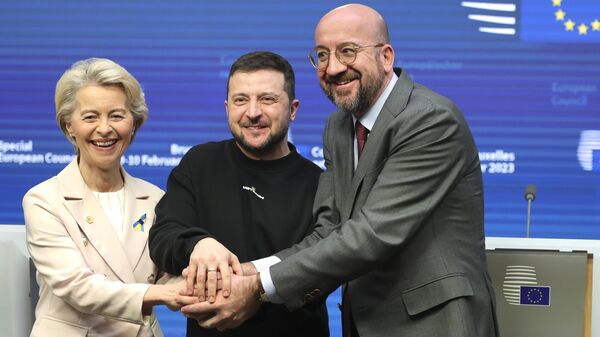 La presidenta de la Comisión Europea, Ursula von der Leyen, el presidente de Ucrania, Volodímir Zelenski, y el presidente del Consejo Europeo, Charles Michel, se dan la mano durante una cumbre de la UE en Bruselas el 9 de febrero de 2023 - Sputnik Mundo