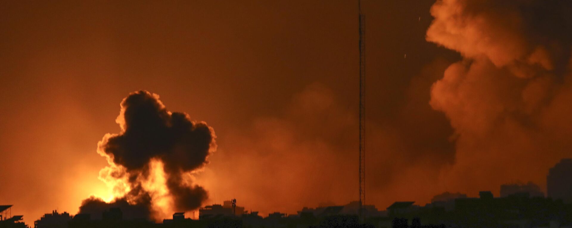 El fuego y el humo se elevan desde los edificios tras los ataques aéreos israelíes sobre la ciudad de Gaza - Sputnik Mundo, 1920, 04.12.2023