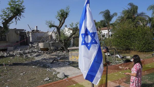 Un soldado reservista israelí inspecciona los daños en la casa de su madre, un día después de que la casa fuera alcanzada por un cohete disparado desde la Franja de Gaza, cerca de Tel Aviv.  - Sputnik Mundo