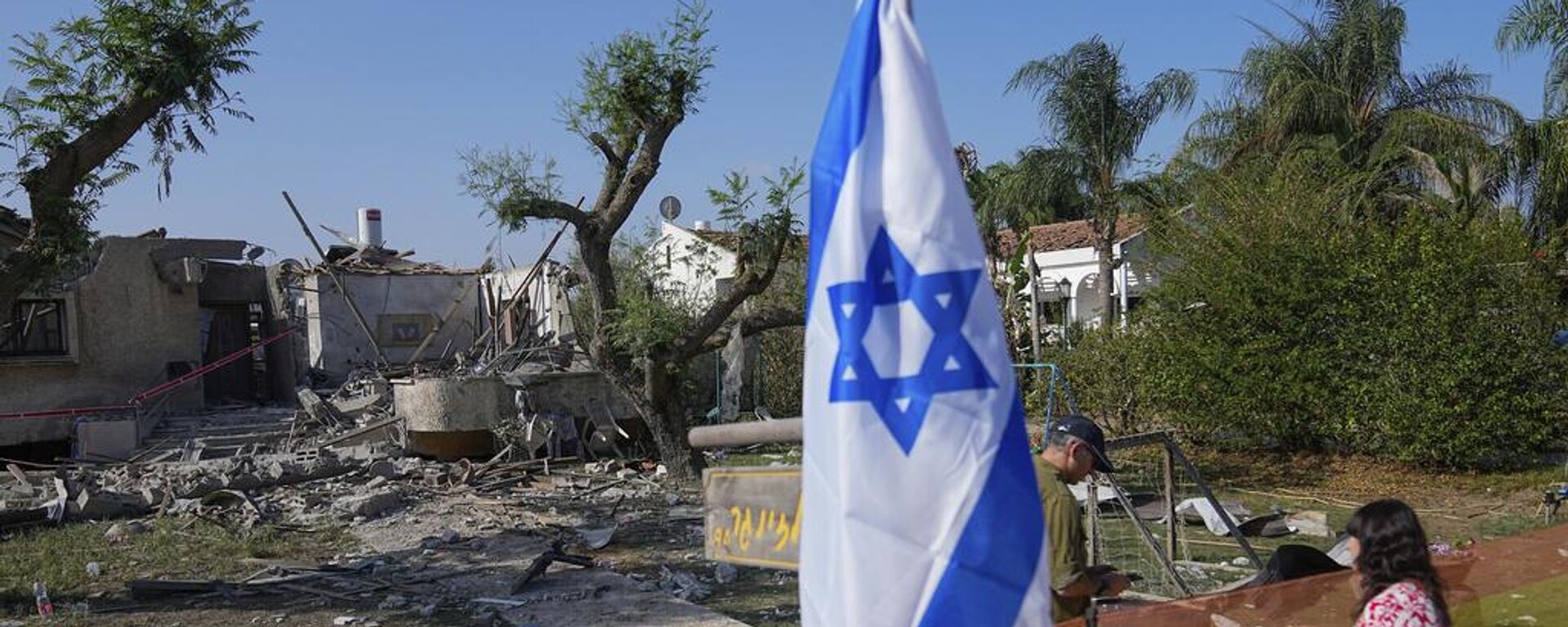 Un soldado reservista israelí inspecciona los daños en la casa de su madre, un día después de que la vivienda fuera alcanzada por un cohete disparado desde la Franja de Gaza, cerca de Tel Aviv.  - Sputnik Mundo, 1920, 13.01.2024