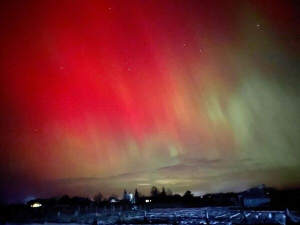 En la noche del 4 al 5 de noviembre, el cielo de muchas regiones de Rusia, incluso de la parte central, volvió a destellar con colores brillantes.En la foto: aurora boreal en la región de Kurgán. - Sputnik Mundo