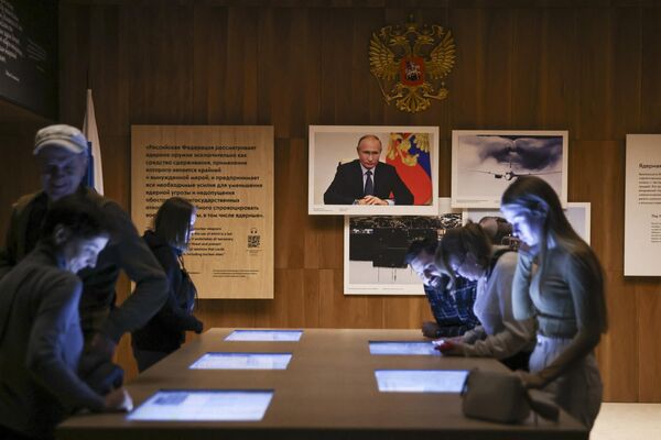 Visitantes en el pabellón &quot;Atom&quot; de la Exposición y Foro Internacional &quot;Rusia&quot;. - Sputnik Mundo