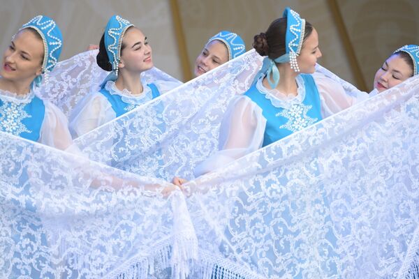 El grupo coreográfico popular &quot;Inspiración&quot; de la región de Orenburgo actúa en el festival &quot;Rosa de los vientos&quot; de la Exposición y Foro Internacional &quot;Rusia&quot;. - Sputnik Mundo