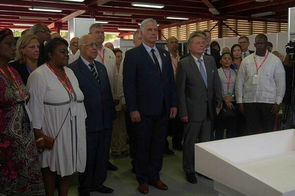 En el centro, el ministro Ricardo Cabrisas, el presidente Miguel Díaz-Canel y el embajador de Moscú en La Habana, Víctor Koronelli - Sputnik Mundo